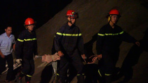 Xe Mercedes tông gãy lan can cầu Chương Dương, lao xuống sông Hồng: Hàng trăm người trục vớt trong đêm