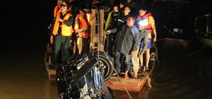 Xe Mercedes tông gãy lan can cầu Chương Dương, lao xuống sông Hồng: Xác định danh tính nạn nhân