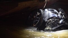 Xe Mercedes lao xuống sông Hồng, 2 người chết: Cửa sổ trời của xe mở