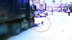 Clip: Xe tải kéo lê xe máy, người đàn ông thoát chết ngoạn mục như phim