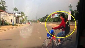 Clip: Nữ sinh đạp xe sang đường như trong sân nhà, suýt lao vào đầu ô tô