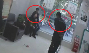 Clip: Đặc nhiệm Trung Quốc thế thân cho con tin, hạ gục kẻ cầm dao ngoạn mục