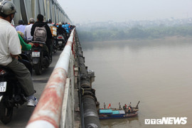 Xe Mercedes lao xuống sông Hồng, 2 người chết: Xác định người cầm lái