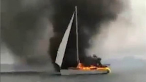 Clip: Bị sét đánh trúng, du thuyền nứt toác, cháy ngùn ngụt trên biển