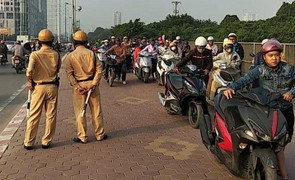 Clip: Thấy CSGT, đoàn người lũ lượt dắt xe máy đi bộ ngược chiều trên vỉa hè