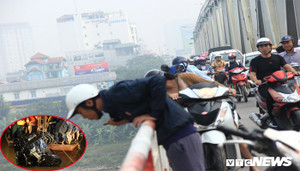 Xe Mercedes lao xuống sông Hồng, 2 người chết: Thông tin chứng minh thư tìm thấy trong ô tô