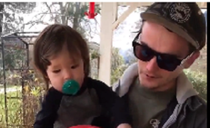 Ông bố mù màu cảm động khi lần đầu thấy rõ con trai