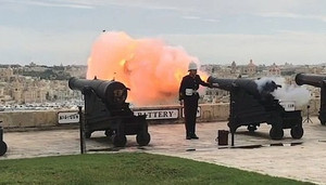 Clip: Bay qua đúng lúc bắn đại bác, bồ câu trúng đạn chết thảm