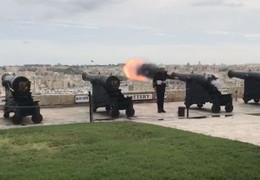 Video: Lượn trước họng pháo ngay trước khi khai hỏa, bồ câu chết thảm