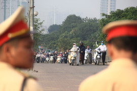 Ảnh: Dòng người lũ lượt dắt xe máy đi bộ ngược chiều trên vỉa hè 'vượt mặt' CSGT