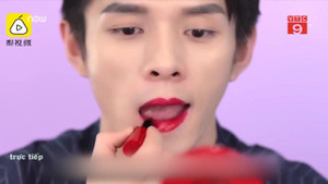 Video: Gặp chàng trai đẹp hơn hoa chuyên livestream thử 300 thỏi son/ngày