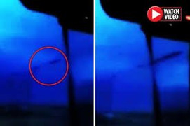 Vật thể bí ẩn nghi phi thuyền ngoài hành tinh phóng vụt qua bầu trời giữa mưa bão