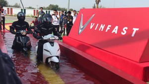 Tầm giá 30 triệu đồng, mua xe điện VinFast Klara hay xe máy chạy xăng?