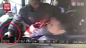 Clip: Bị lỡ bến, hành khách liều chết giằng vô lăng của tài xế xe buýt