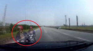 Xe máy chạy ngược chiều kiểu tự sát, bị ô tô hất tung
