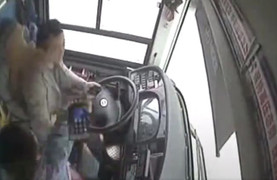 Tài xế để im cho hành khách đánh sẽ được thưởng tiền