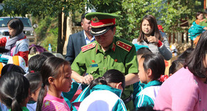 Nguyên Giám đốc Học viện Cảnh sát Nhân dân trao quà cho trẻ em nghèo Hà Giang