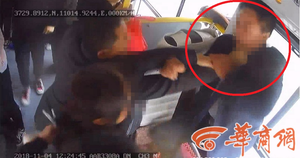 Clip: Không được xuống cửa trước, 3 khách nam đánh tài xế xe buýt gãy răng