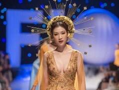 Hoa hậu Phí Thùy Linh khoe ngực táo bạo trên sàn catwalk