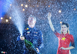 David Coulthard tái hiện màn ăn mừng vô địch F1 tại Hoàng Thành Thăng Long