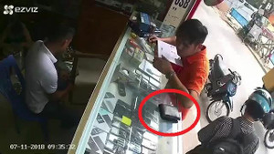 Clip: Người đứng cạnh quên ví, thanh niên nổi lòng tham trộm luôn