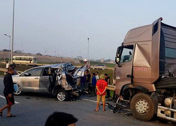 Tài xế container tông Innova lùi trên cao tốc: 'Rất vô lý khi container giảm tốc độ 62 km/h về 0 chỉ trong 1 giây'