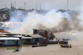 Sau tiếng nổ lớn, 4 căn nhà cạnh chợ nổi Cái Răng bị thiêu rụi