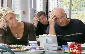 Video: Trò đùa bắt chước hành động người khác hài té ghế