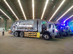 VWS trao tặng 6 xe chở rác cho TP.HCM, Long An và Kiên Giang