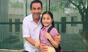 Video: Con gái út xinh đẹp của Quyền Linh 'bắn' tiếng Anh như gió
