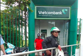 Trét ớt vào mắt người rút tiền tại ATM để cướp tài sản ở TP.HCM