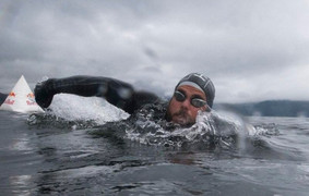 Choáng với kỷ lục bơi liên tục hơn 5 tháng không lên bờ