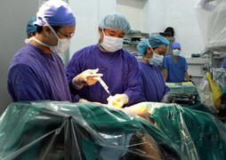 Video: Người đàn ông 38 tuổi 'lọm khọm' như cụ ông 83