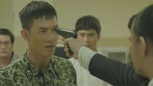 Hậu duệ mặt trời: Hoài Phương hoảng hốt khi thấy người yêu bê bết máu