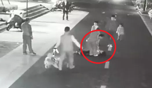 Clip: Đá chó thả rông để bảo vệ con, bà mẹ trẻ bị chủ chó đánh đập thậm tệ