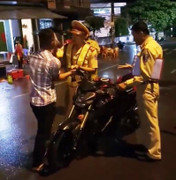 Bị nghi giả vờ ngã khi giằng co với dân, CSGT nói do trượt chân