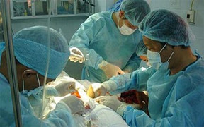 Bị bạn xúi giục tiêm silicon vào của quý, chàng trai chết tức tưởi