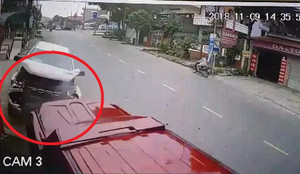 Clip: Tài xế ngủ gật, ô tô lao vun vút gây tai nạn rùng mình