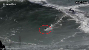 Clip: Sóng khổng lồ cao gần 20m nuốt chửng người lướt ván