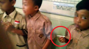 Hiệu trưởng bắt học sinh 8 tuổi hút thuốc lá để trừng phạt gây phẫn nộ