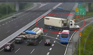 Video: Thót tim xe container quay đầu chạy ngược chiều rẽ vào đường dẫn trên cao tốc Hà Nội – Hải Phòng