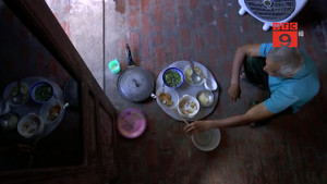 Video: Xót xa bố mẹ già gần 80 tuổi nai lưng làm ruộng nuôi con tâm thần