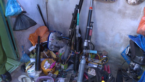 Bắt trộm xe máy, phát hiện 'xưởng' sản xuất súng