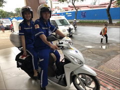 Cận cảnh xe cấp cứu 2 bánh chống kẹt xe tại TP.HCM