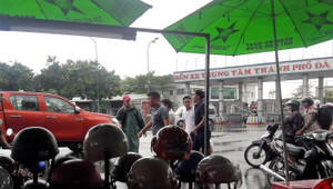 Chủ tịch UBND Đà Nẵng đích thân đi quay clip, xe dù, 'cò' khách vẫn vô tư hoạt động