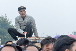 Video: CĐV chen lấn đổ hàng rào để mua vé xem AFF Cup