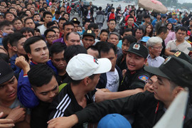 Ảnh: Xô đẩy nghẹt thở tranh mua vé trận Việt Nam vs Malaysia ở Mỹ Đình