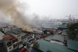 Video: Hiện trường vụ cháy ngùn ngụt kho hàng gần bến xe Nước Ngầm, Hà Nội