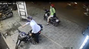 Video: Đôi nam nữ trộm xe máy trong nháy mắt ở TP.HCM