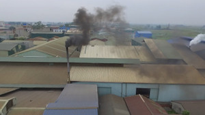 Video: Khói lò xưởng gỗ ép đốt ngày đêm, dân đóng cửa kín, đeo khẩu trang cả ngày